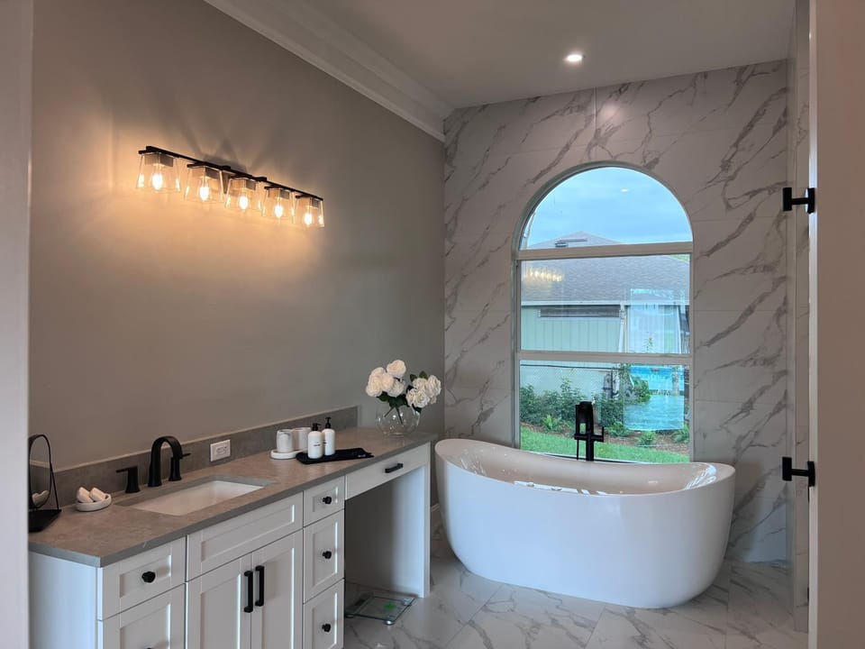 Fall in Naples - Game Room pvt pool hot tub impeccable decor House in North Naples