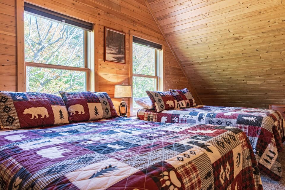 Aurora Basecamp at Pictured Rocks Sleeps 10 House in Burt Township