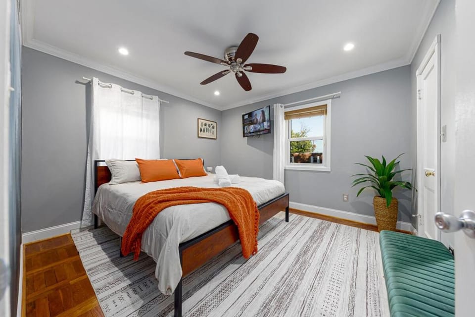 Bed, TV and multimedia, Photo of the whole room, Bedroom