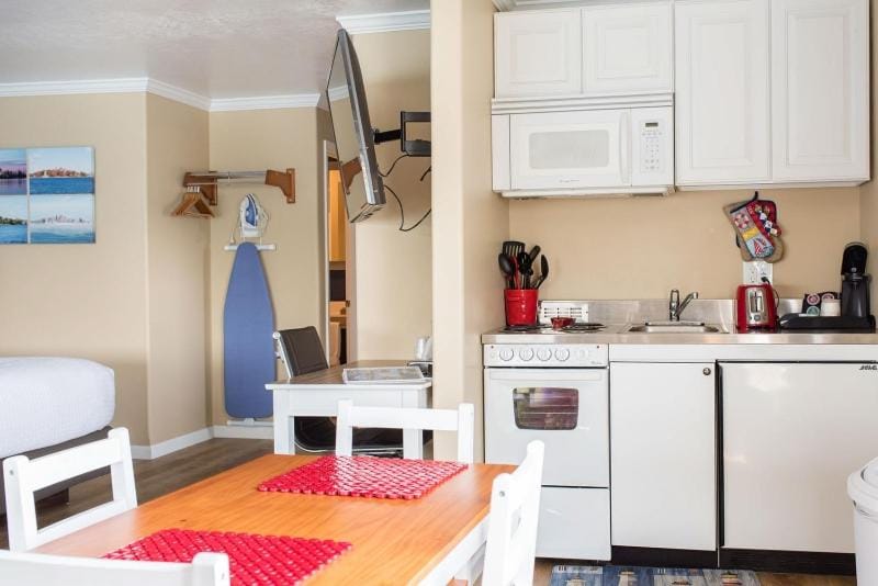 Kitchen or kitchenette, Dining area