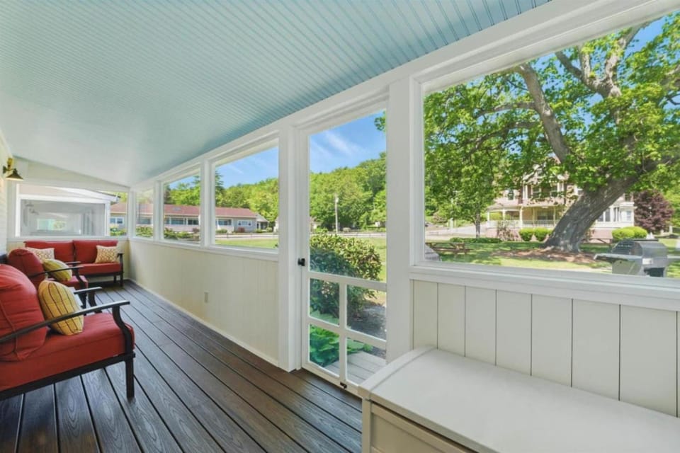 Waterfront Cottage| Pool & Beach | Dock Option House in Gilford