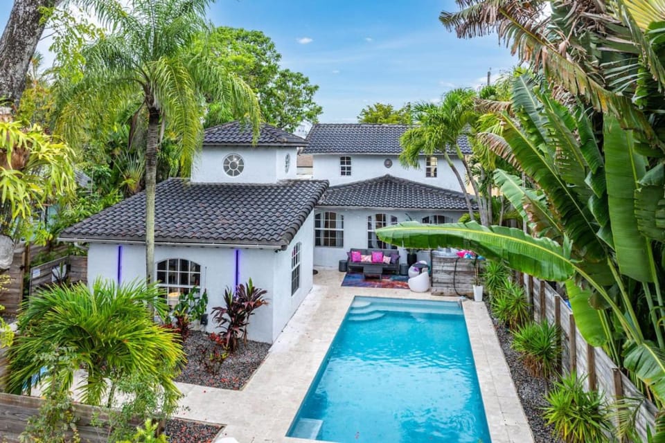 Luxe 5BR 4BA I Heated Pool 10 Min to Beach I BBQ House in Fort Lauderdale