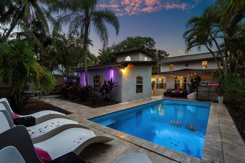 Luxe 5BR 4BA I Heated Pool 10 Min to Beach I BBQ House in Fort Lauderdale