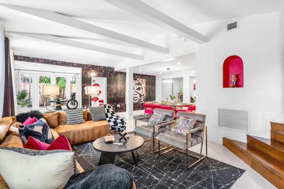 Luxe 5BR 4BA I Heated Pool 10 Min to Beach I BBQ House in Fort Lauderdale