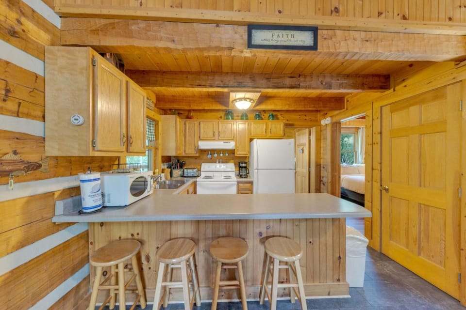 Whispers of the Smokies Hot Tub Pool Table Grill House in Gatlinburg