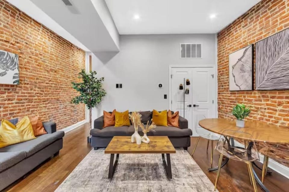 Lovely 2BR w Patio - 10 mins to DT - Sleeps 10 Apartment in Philadelphia