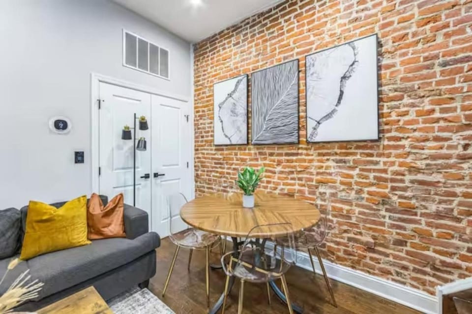 Lovely 2BR w Patio - 10 mins to DT - Sleeps 10 Apartment in Philadelphia