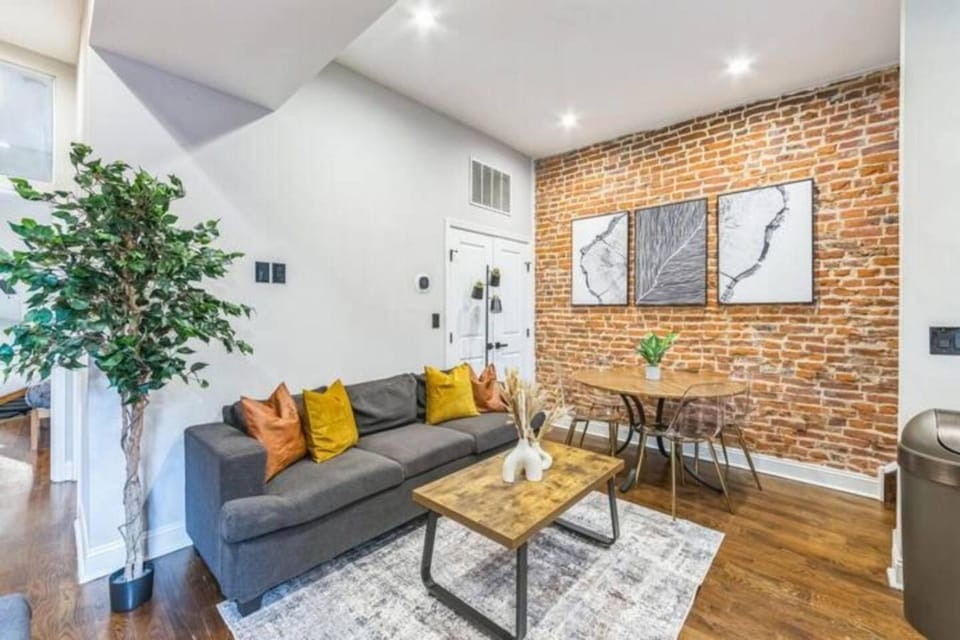 Lovely 2BR w Patio - 10 mins to DT - Sleeps 10 Apartment in Philadelphia