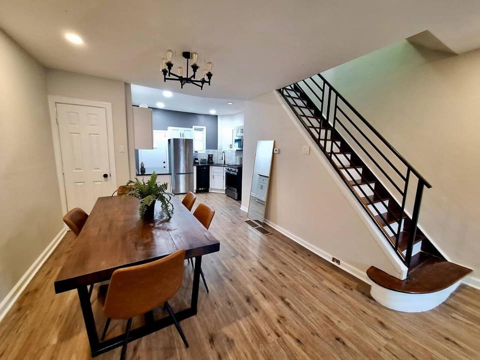 Bi-Level 3 BR plus Finished Basement that Sleeps 12 House in Philadelphia