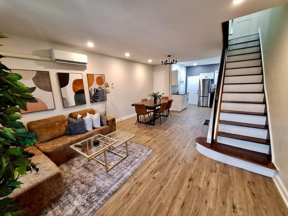 Bi-Level 3 BR plus Finished Basement that Sleeps 12 House in Philadelphia