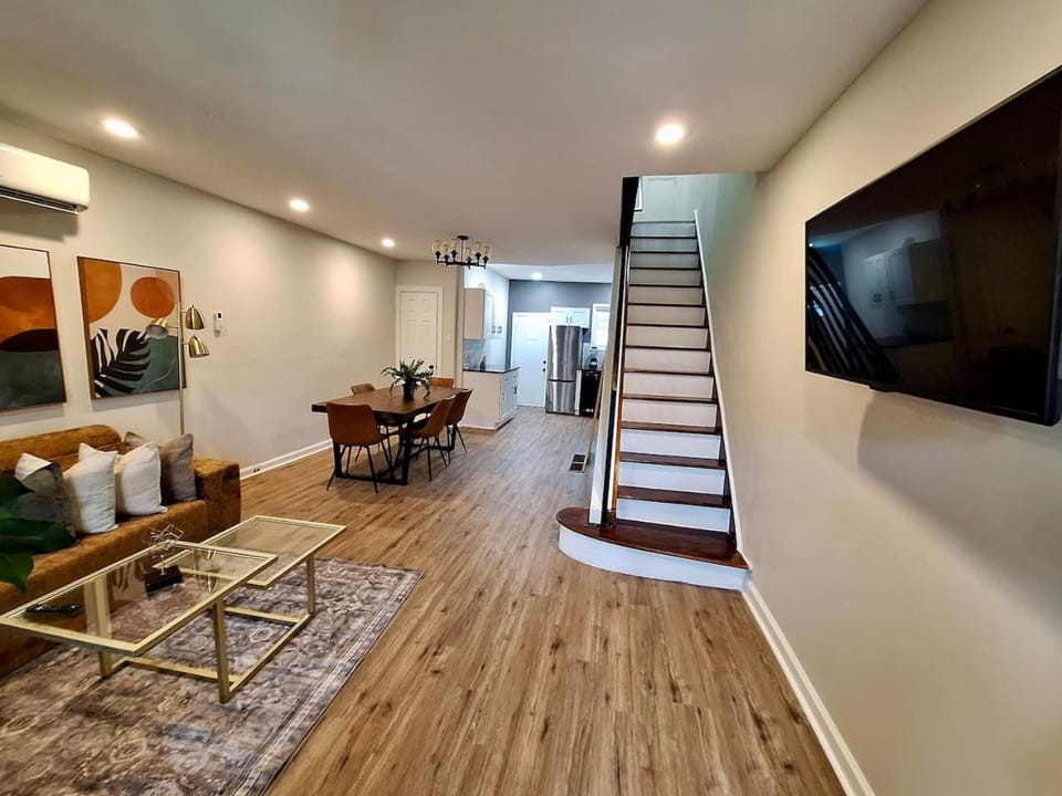 Bi-Level 3 BR plus Finished Basement that Sleeps 12 House in Philadelphia