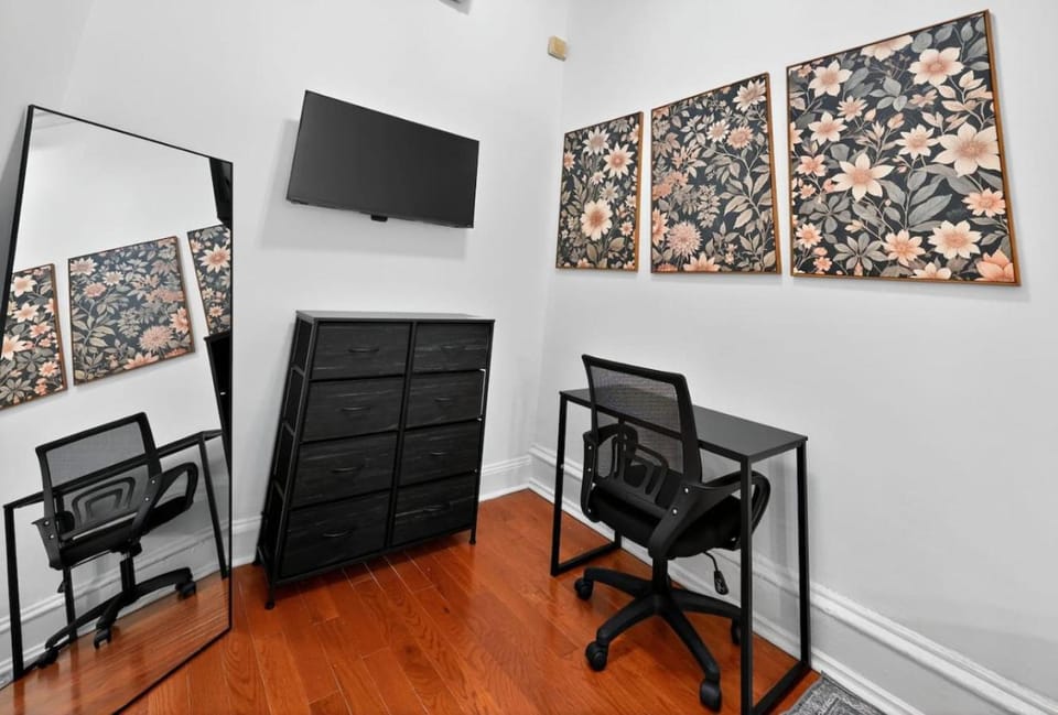 Sunny 1BR in Center City with King Sized Memory Foam Sofa Bed Apartment in Philadelphia