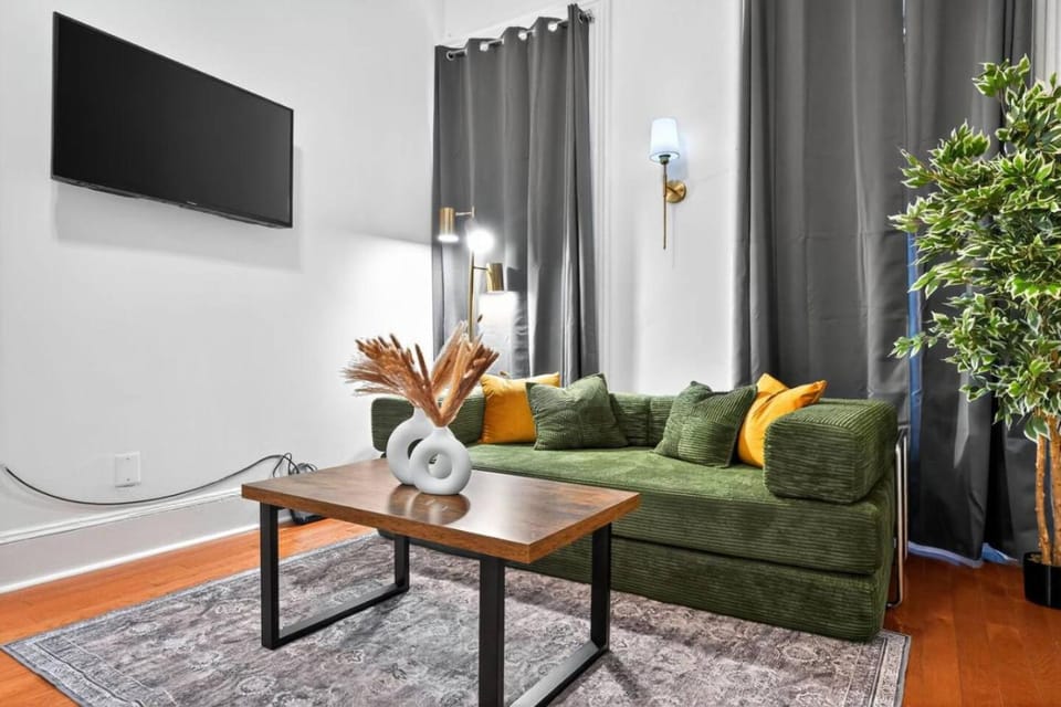 Sunny 1BR in Center City with King Sized Memory Foam Sofa Bed Apartment in Philadelphia