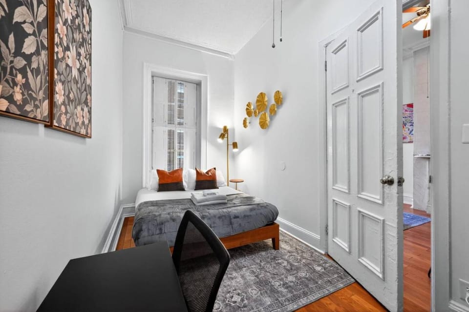 Sunny 1BR in Center City with King Sized Memory Foam Sofa Bed Apartment in Philadelphia