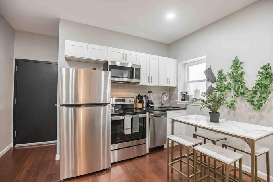 Charming Center City 2BR - Sleeps 8 people Apartment in Rittenhouse Square