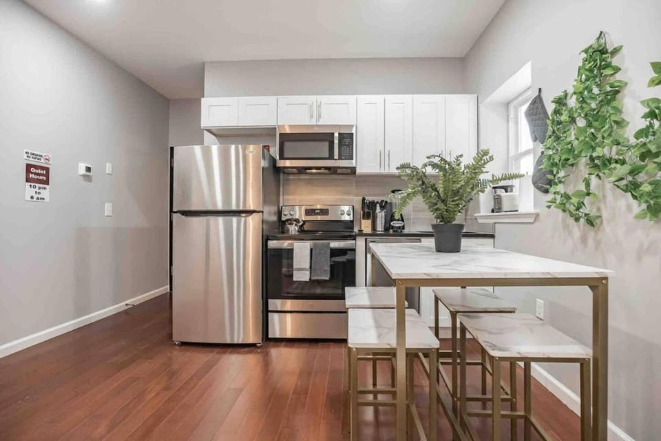 Charming Center City 2BR - Sleeps 8 people Apartment in Rittenhouse Square