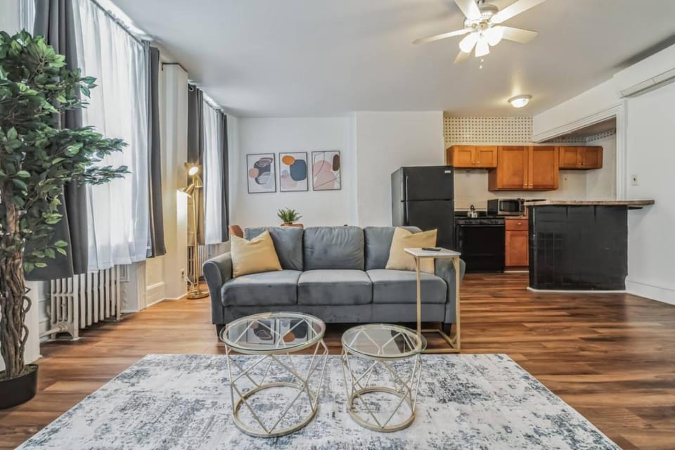 Large Historical 1BR Center City that Sleeps 4 Apartment in Philadelphia