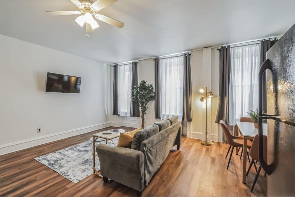 Large Historical 1BR Center City that Sleeps 4 Apartment in Philadelphia