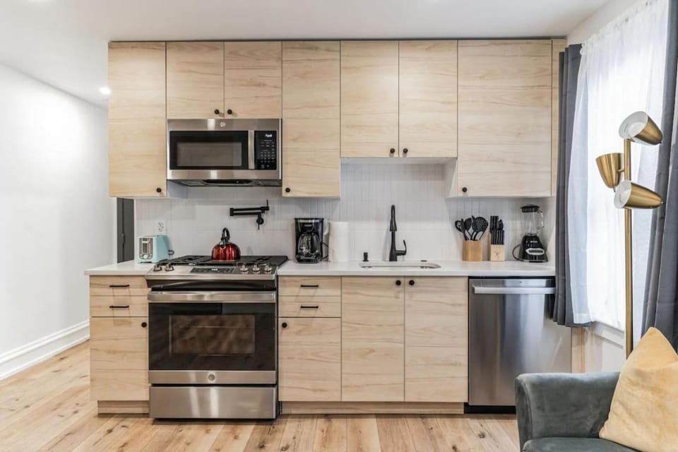 Large and Cozy Center City 1BR Apartment in Philadelphia