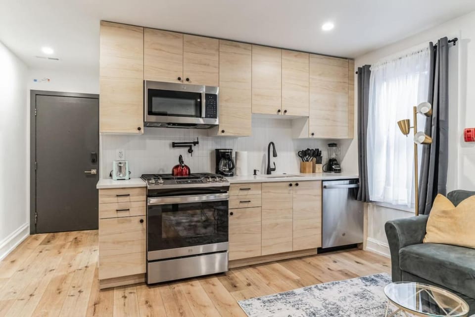Large and Cozy Center City 1BR Apartment in Philadelphia