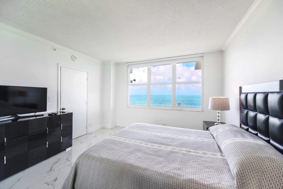 Bed, TV and multimedia, Bedroom