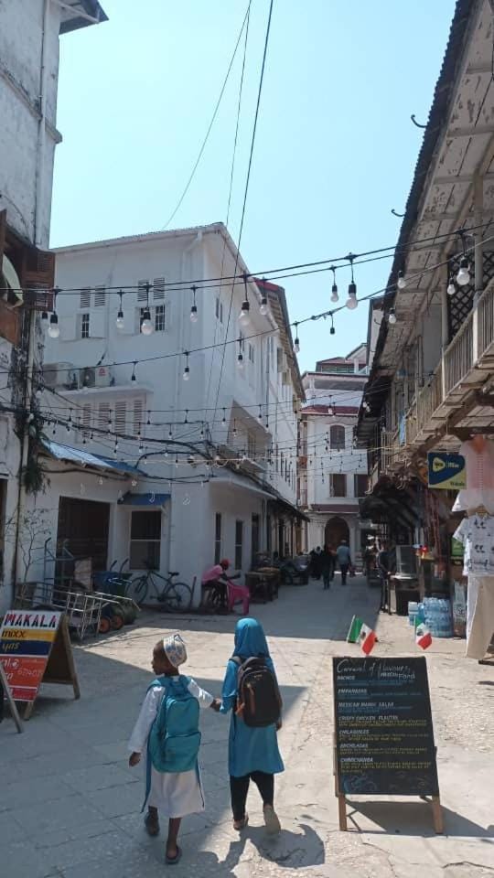 Neighbourhood, Street view, Location