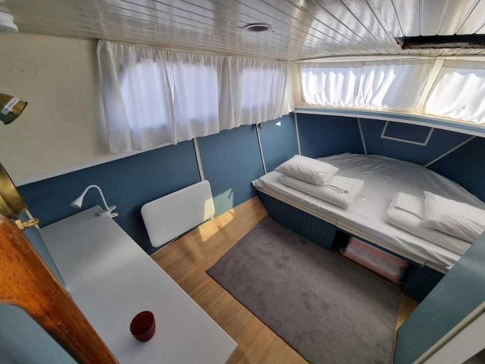 Downtown Boat-Apartment Docked boat in Gothenburg