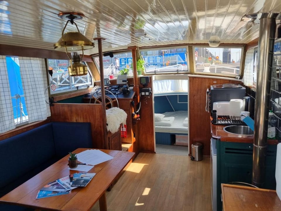 Downtown Boat-Apartment Docked boat in Gothenburg