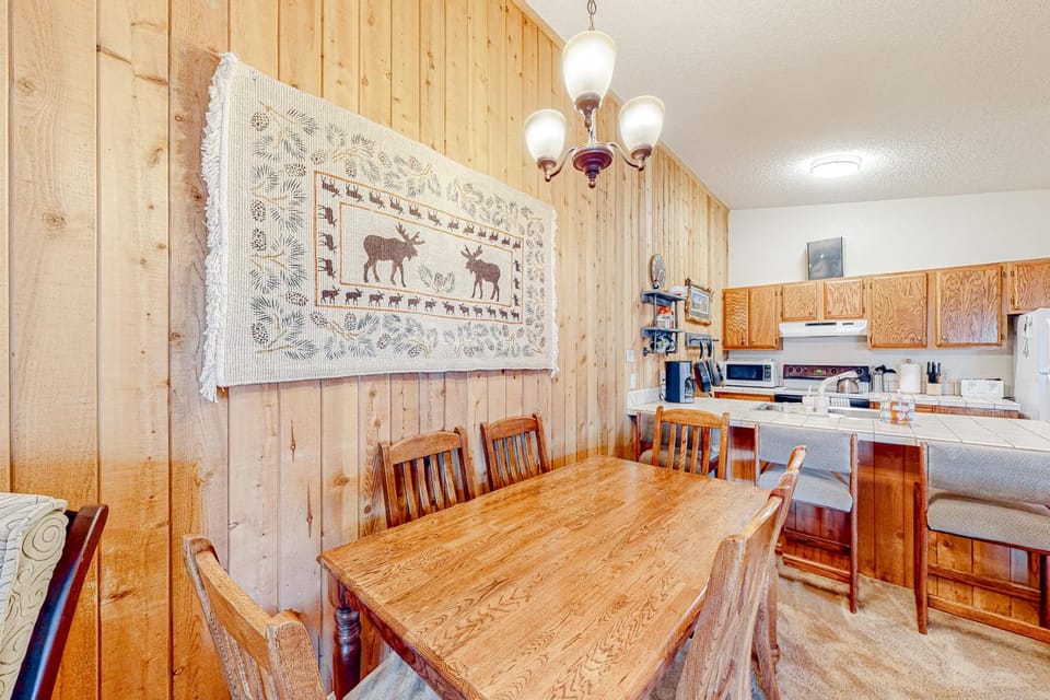 Cozy Corner Apartment in Fraser