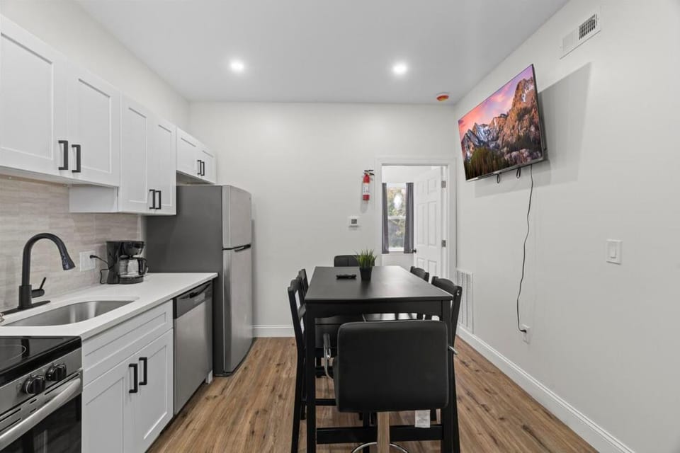 Modern 2 bedroom 1 bath unit 2 Near Airport, Xfinity Arena and Eagles Stadium Apartment in Philadelphia