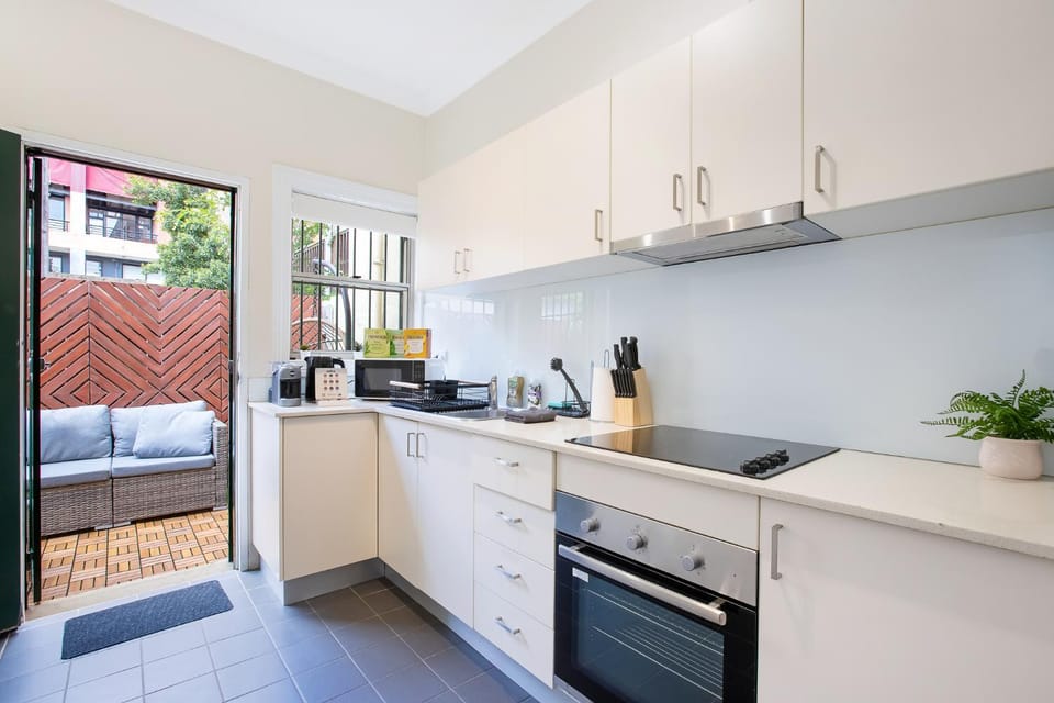 Kitchen or kitchenette, Seating area, oven, stove