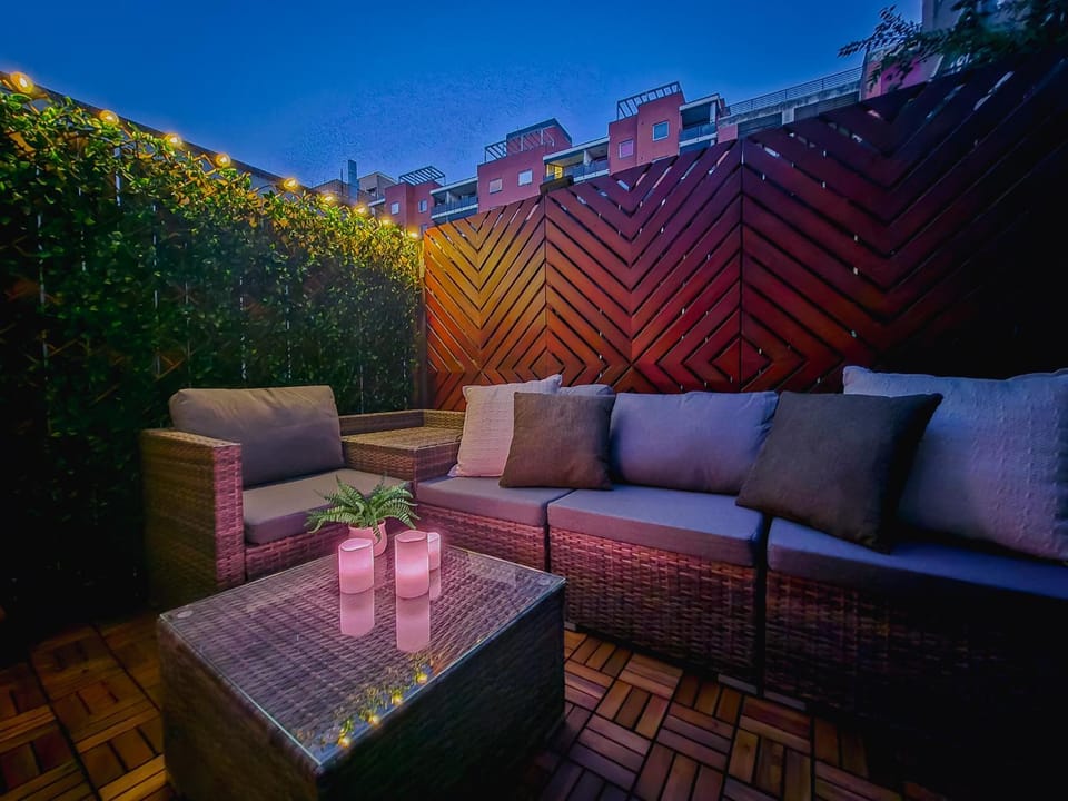 Night, Seating area