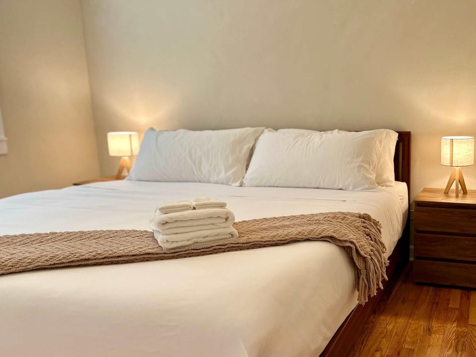 1 GB Wi-Fi 1 Reserved Parking Space Sleeps 4 Apartment in Chicago