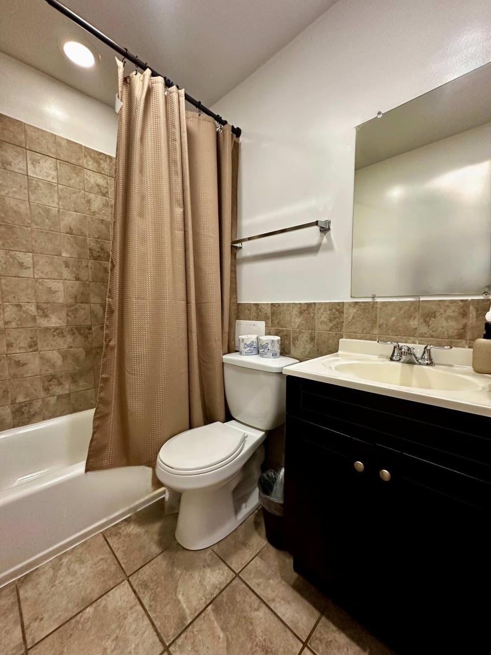 1 GB Wi-Fi 1 Reserved Parking Space Sleeps 4 Apartment in Chicago
