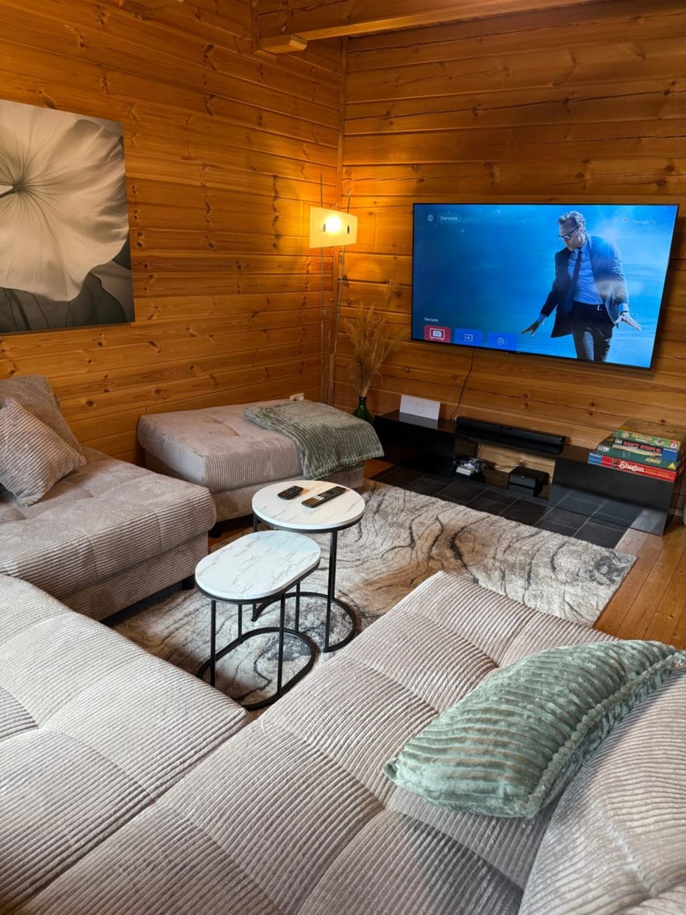 TV and multimedia, Living room, Seating area, Evening entertainment