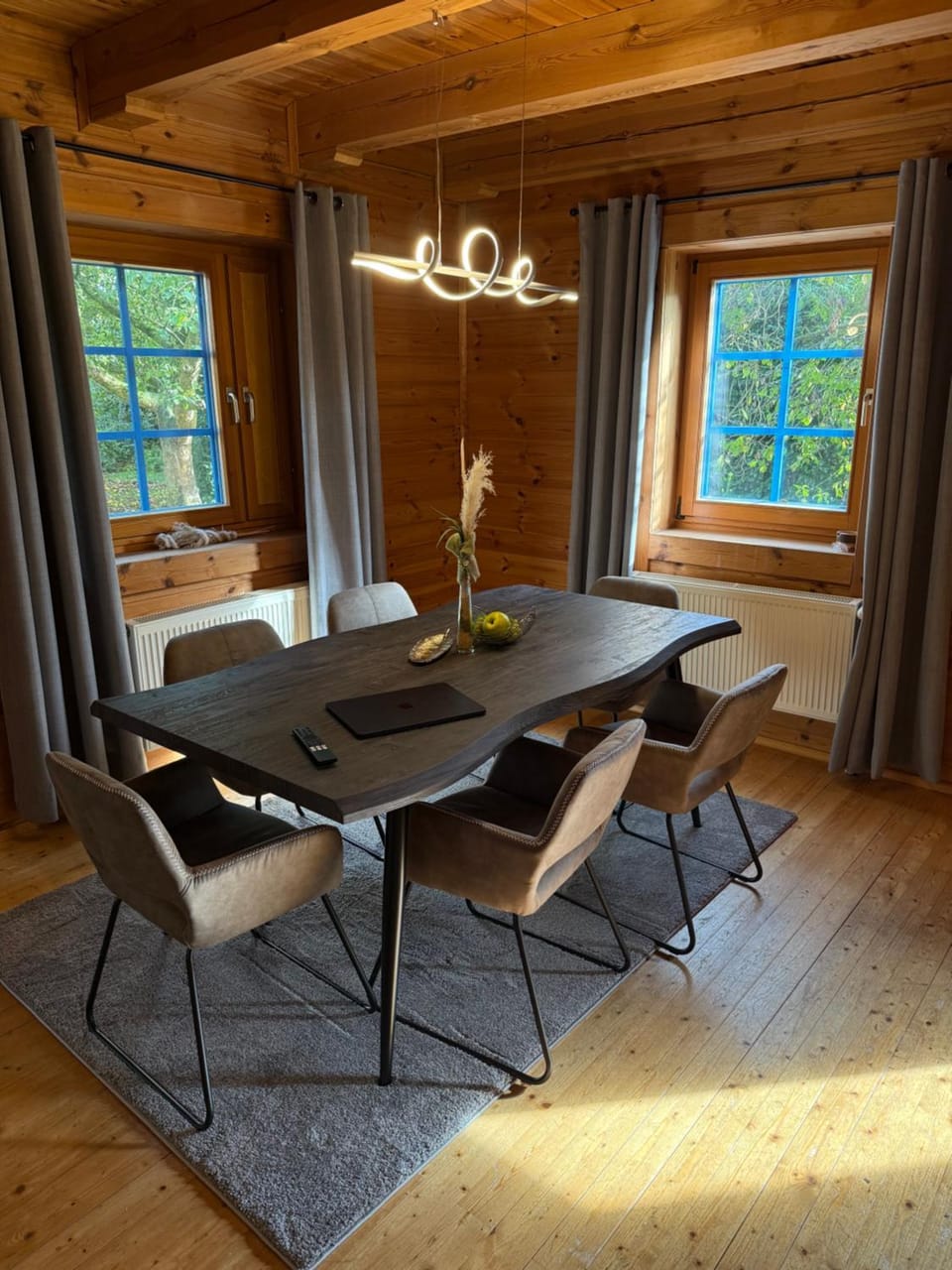 Seating area, Dining area