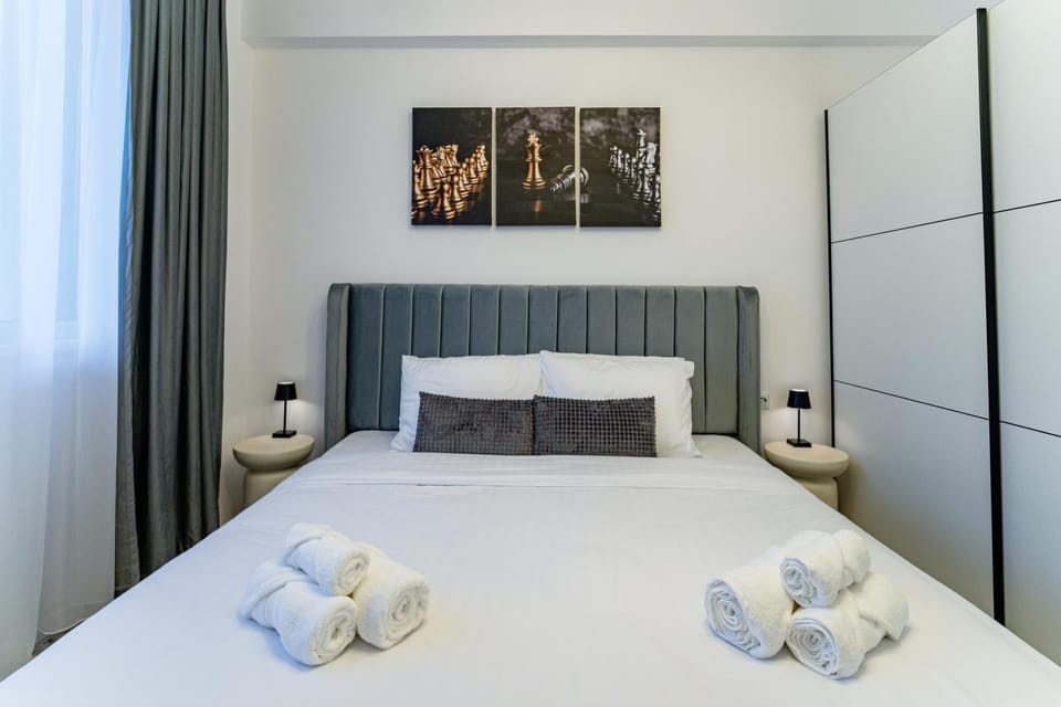 Bed, Bedroom, towels