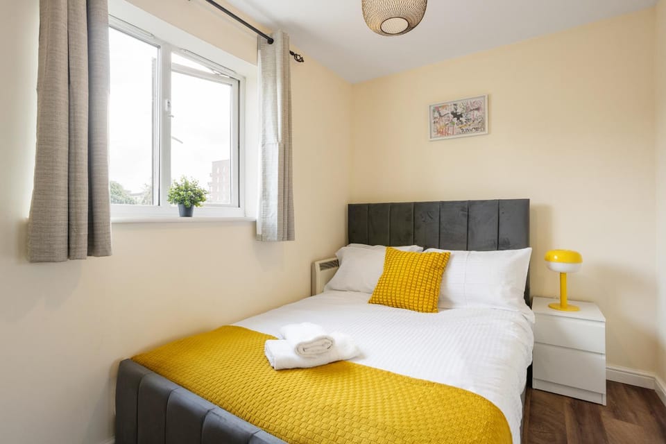 Bed, Photo of the whole room, Bedroom, towels
