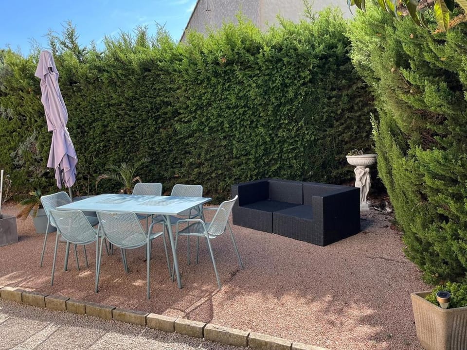 Patio, Garden, Dining area, Garden view