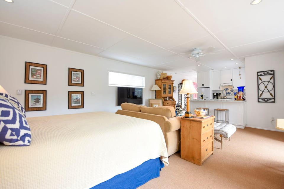 Bed, Living room, Bedroom