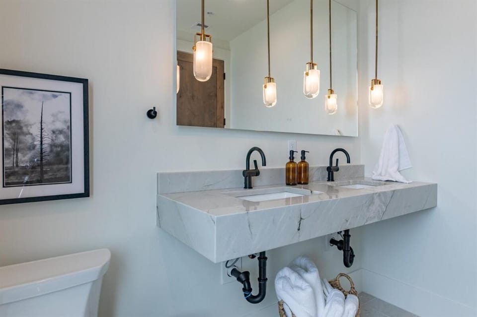 Toilet, Bathroom, towels