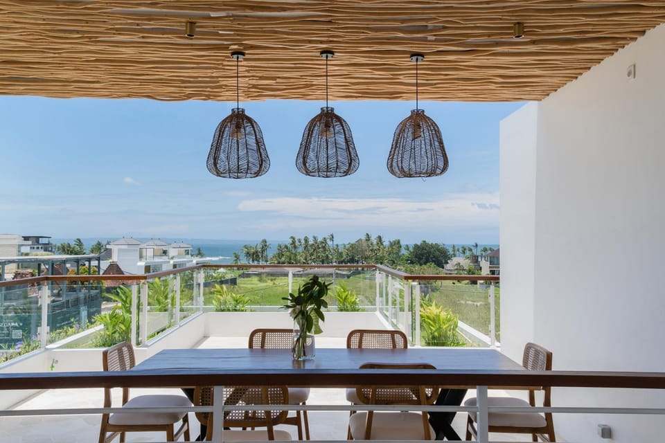 Luxury Beachside 3BD Villa with Pool & Rooftop Seseh Villa in Mengwi