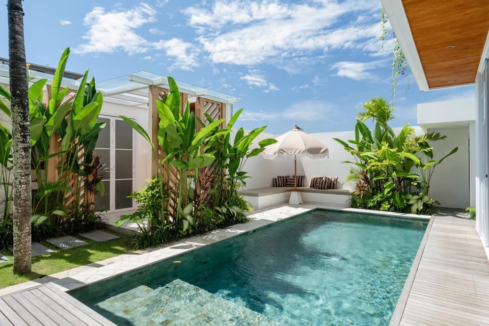 Luxury Beachside 3BD Villa with Pool & Rooftop Seseh Villa in Mengwi