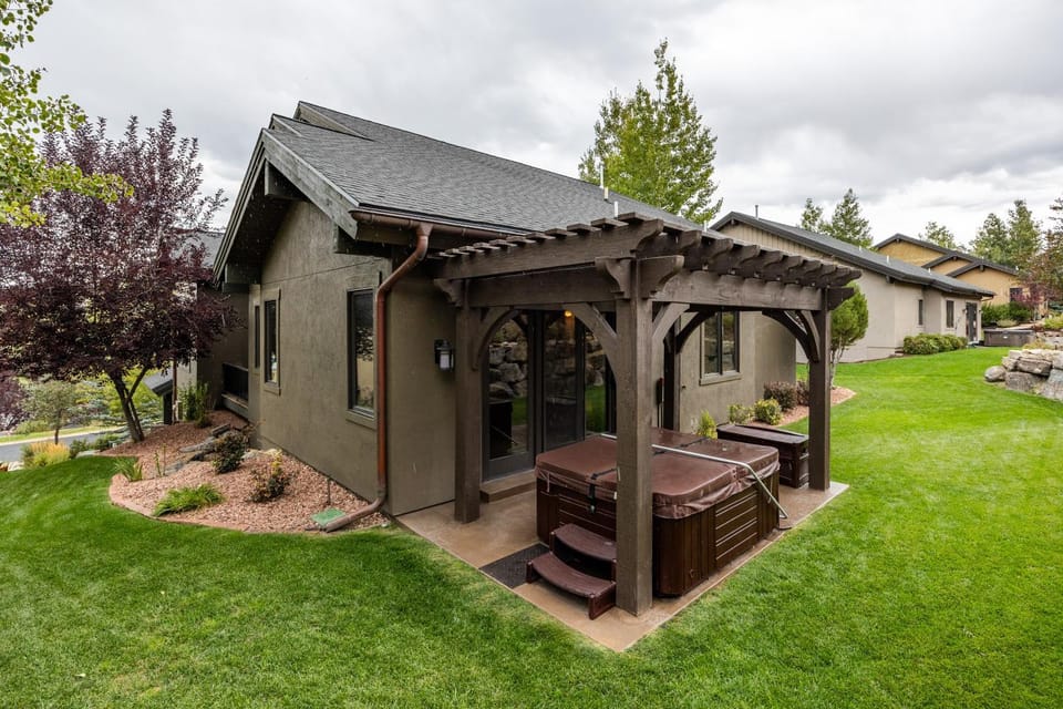 Mountain Luxury, Sleeps 10, Private Hot Tub, 15 Min to Canyons, Ideal for Family Getaways! House in Summit Park