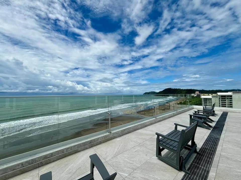 Stunning Beachfront 1BR Suite with Ocean View House in Jaco