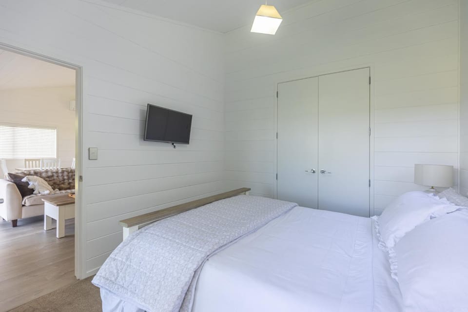 Bed, TV and multimedia, Photo of the whole room, Bedroom, wardrobe