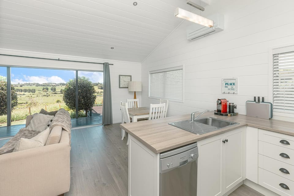 Dining area, kitchen