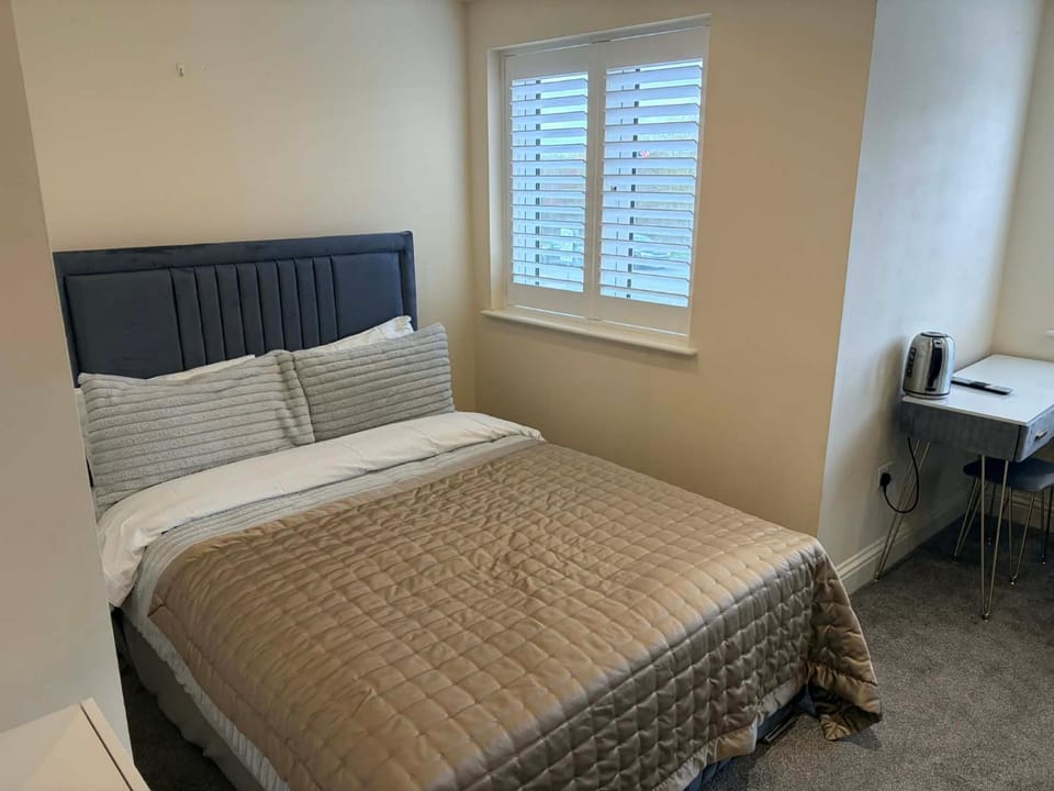 ROSE-WOOD Gatwick Bed and Breakfast in Horley