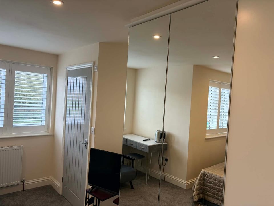 ROSE-WOOD Gatwick Bed and Breakfast in Horley