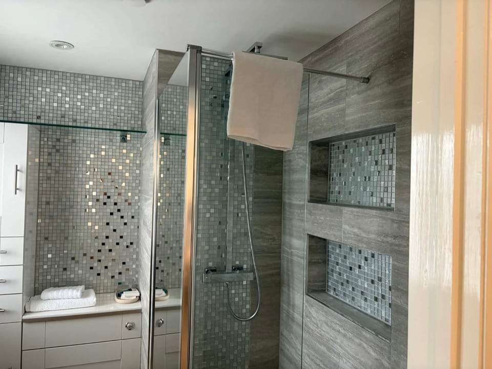 ROSE-WOOD Gatwick Bed and Breakfast in Horley